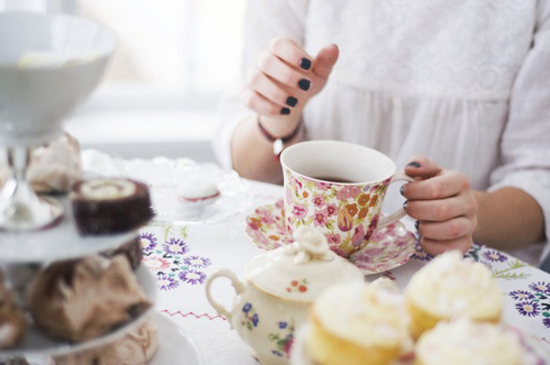 Dark nails | At Home in Love dark nails, black nails, tea