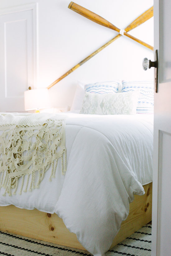 Love this bedroom with the oars on the wall