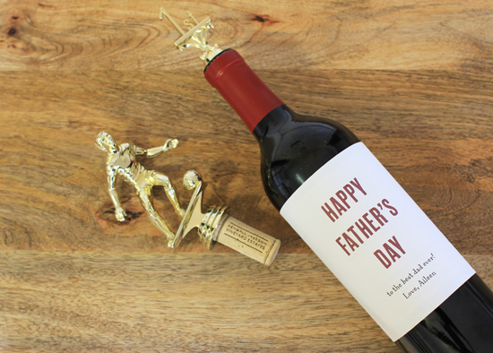 Father's Day gift idea: wine bottle with trophy wine stoppers + printable label