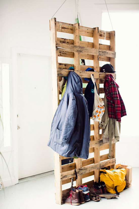 DIY pallet entry wall