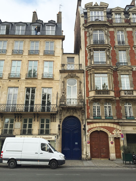 The smallest house in Paris