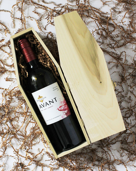 DIY Hallo-wine coffin